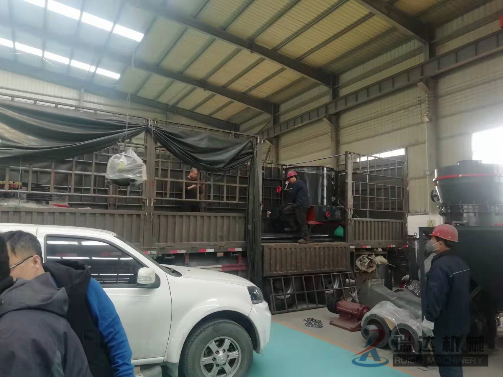 YGM95活性炭高压悬辊磨粉机发货